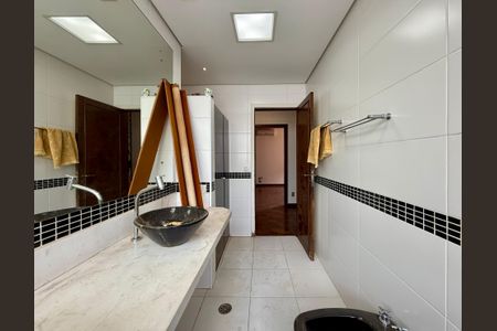 Casa à venda com 491m², 4 quartos e 6 vagas Casa à venda com 491m², 4 quartos e 6 vagasBanheiro Social