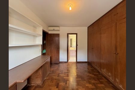Casa à venda com 491m², 4 quartos e 6 vagas Casa à venda com 491m², 4 quartos e 6 vagasSuíte 2