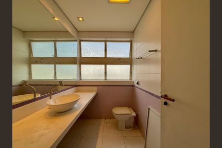 Casa à venda com 491m², 4 quartos e 6 vagas Casa à venda com 491m², 4 quartos e 6 vagasBanheiro Suíte 2