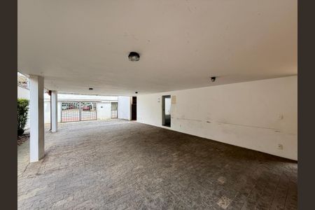 Casa à venda com 491m², 4 quartos e 6 vagas Casa à venda com 491m², 4 quartos e 6 vagasGaragem