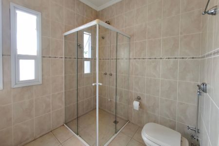 Casa de condomínio à venda com 334m², 4 quartos e 4 vagas Casa de condomínio à venda com 334m², 4 quartos e 4 vagasBanheiro da Suíte 3