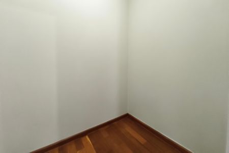 Casa de condomínio à venda com 334m², 4 quartos e 4 vagas Casa de condomínio à venda com 334m², 4 quartos e 4 vagasCloset da suíte 3