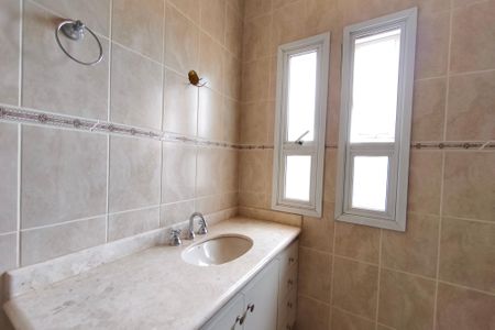 Casa de condomínio à venda com 334m², 4 quartos e 4 vagas Casa de condomínio à venda com 334m², 4 quartos e 4 vagasBanheiro da Suíte 3