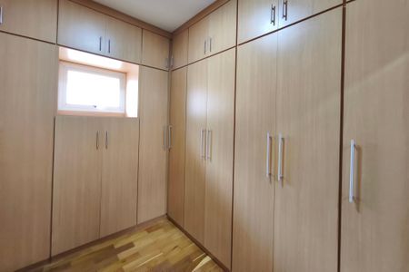 Casa de condomínio à venda com 334m², 4 quartos e 4 vagas Casa de condomínio à venda com 334m², 4 quartos e 4 vagasCloset da Suíte