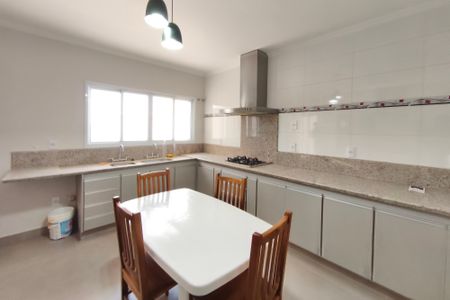 Casa de condomínio à venda com 334m², 4 quartos e 4 vagas Casa de condomínio à venda com 334m², 4 quartos e 4 vagasCozinha