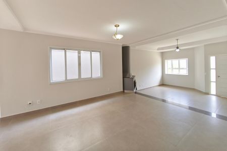 Casa de condomínio à venda com 334m², 4 quartos e 4 vagas Casa de condomínio à venda com 334m², 4 quartos e 4 vagasSala de Jantar