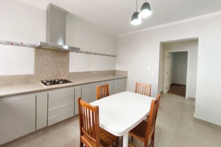 Casa de condomínio à venda com 334m², 4 quartos e 4 vagas Casa de condomínio à venda com 334m², 4 quartos e 4 vagasCozinha