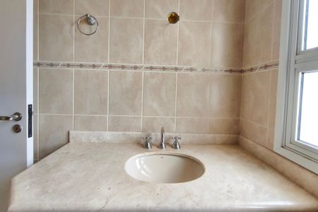 Casa de condomínio à venda com 334m², 4 quartos e 4 vagas Casa de condomínio à venda com 334m², 4 quartos e 4 vagasBanheiro da Suíte 3