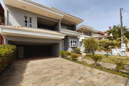 Casa de condomínio à venda com 334m², 4 quartos e 4 vagas Casa de condomínio à venda com 334m², 4 quartos e 4 vagasFachada