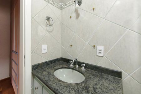 Casa de condomínio à venda com 334m², 4 quartos e 4 vagas Casa de condomínio à venda com 334m², 4 quartos e 4 vagasBanheiro da Suíte 2