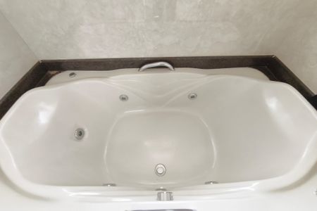 Casa de condomínio à venda com 334m², 4 quartos e 4 vagas Casa de condomínio à venda com 334m², 4 quartos e 4 vagasBanheiro da Suíte 1