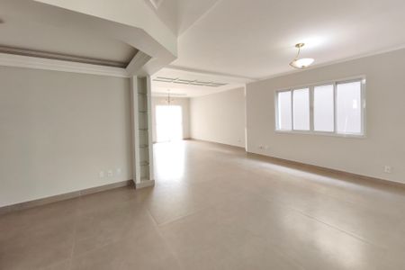 Casa de condomínio à venda com 334m², 4 quartos e 4 vagas Casa de condomínio à venda com 334m², 4 quartos e 4 vagasSala de Jantar