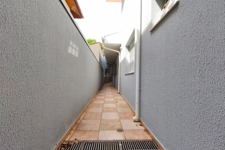 Casa de condomínio à venda com 334m², 4 quartos e 4 vagas Casa de condomínio à venda com 334m², 4 quartos e 4 vagasCorredor - Quintal