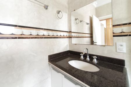 Casa de condomínio à venda com 334m², 4 quartos e 4 vagas Casa de condomínio à venda com 334m², 4 quartos e 4 vagasBanheiro da Suíte 1