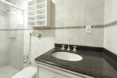 Casa de condomínio à venda com 334m², 4 quartos e 4 vagas Casa de condomínio à venda com 334m², 4 quartos e 4 vagasBanheiro Social