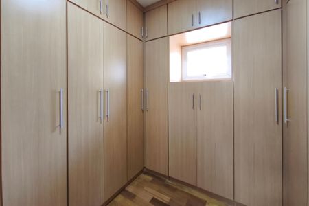 Casa de condomínio à venda com 334m², 4 quartos e 4 vagas Casa de condomínio à venda com 334m², 4 quartos e 4 vagasCloset da Suíte