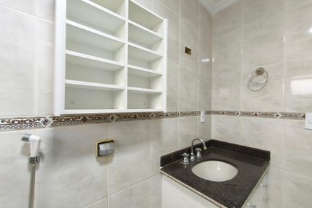 Casa de condomínio à venda com 334m², 4 quartos e 4 vagas Casa de condomínio à venda com 334m², 4 quartos e 4 vagasBanheiro Social