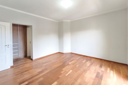 Casa de condomínio à venda com 334m², 4 quartos e 4 vagas Casa de condomínio à venda com 334m², 4 quartos e 4 vagasSuíte 2