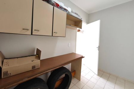 Casa de condomínio à venda com 334m², 4 quartos e 4 vagas Casa de condomínio à venda com 334m², 4 quartos e 4 vagasQuarto de Serviço