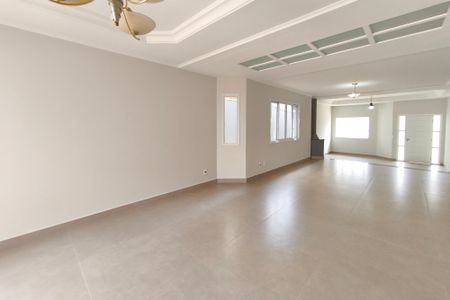 Casa de condomínio à venda com 334m², 4 quartos e 4 vagas Casa de condomínio à venda com 334m², 4 quartos e 4 vagasSala de TV