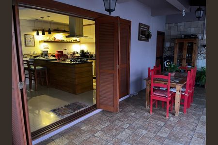 Casa à venda com 190m², 3 quartos e 2 vagasCozinha 