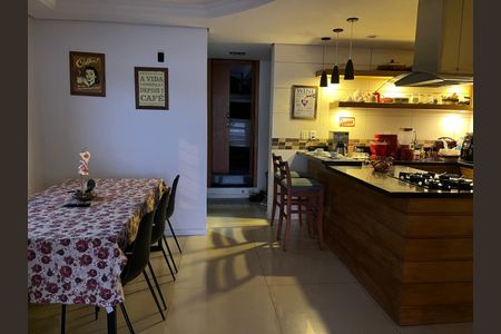 Casa à venda com 190m², 3 quartos e 2 vagasCozinha 