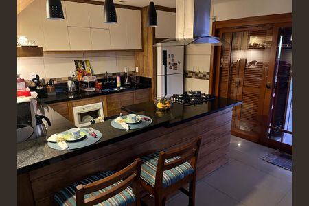 Casa à venda com 190m², 3 quartos e 2 vagasCozinha 