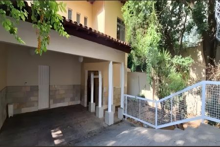 Casa para alugar com 583m², 4 quartos e 4 vagas Casa para alugar com 583m², 4 quartos e 4 vagasGaragem