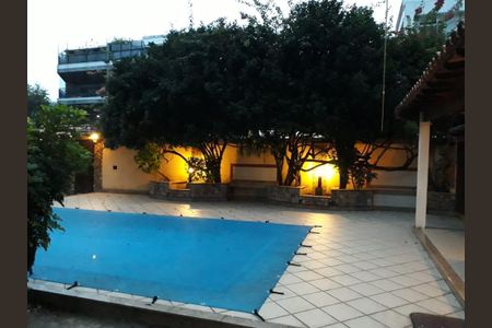 Casa à venda com 547m², 4 quartos e 5 vagas Casa à venda com 547m², 4 quartos e 5 vagasÁrea comum