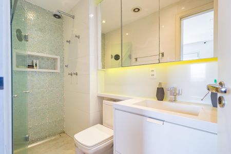 Apartamento à venda com 84m², 2 quartos e 2 vagas Apartamento à venda com 84m², 2 quartos e 2 vagasBanheiro da Suíte
