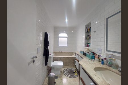 Apartamento à venda com 280m², 4 quartos e 4 vagas Apartamento à venda com 280m², 4 quartos e 4 vagasBanheiro da Suíte 3