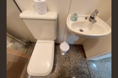 Apartamento à venda com 280m², 4 quartos e 4 vagas Apartamento à venda com 280m², 4 quartos e 4 vagasBanheiro de Serviço