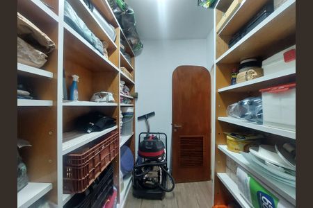 Apartamento à venda com 280m², 4 quartos e 4 vagas Apartamento à venda com 280m², 4 quartos e 4 vagasDespensa