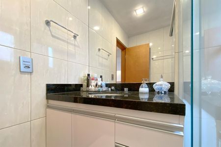 Apartamento à venda com 260m², 4 quartos e 5 vagasBanheiro da Suíte