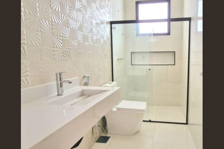 Casa à venda com 199m², 3 quartos e 3 vagasBanheiro da Suíte 