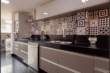 Apartamento à venda com 170m², 3 quartos e 2 vagas Apartamento à venda com 170m², 3 quartos e 2 vagasCozinha e Área de Serviço