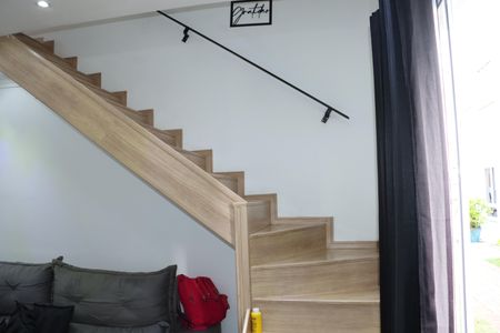 Escada de casa de condomínio para alugar com 2 quartos, 64m² em Centreville, Cotia
