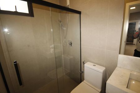 Casa de condomínio à venda com 523m², 4 quartos e 4 vagasBanheiro de serviço