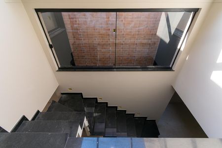 Casa à venda com 160m², 3 quartos e 2 vagas Casa à venda com 160m², 3 quartos e 2 vagasEscada