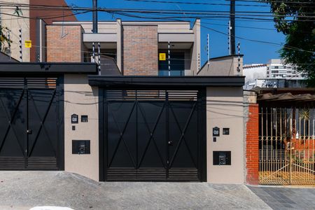 Casa à venda com 160m², 3 quartos e 2 vagas Casa à venda com 160m², 3 quartos e 2 vagasFachada