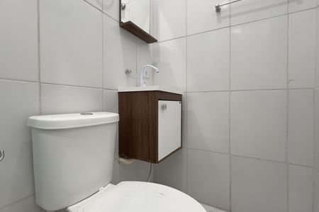 Banheiro de kitnet/studio para alugar com 1 quarto, 15m² em Vila Galvão, Guarulhos