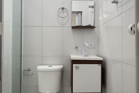 Banheiro de kitnet/studio para alugar com 1 quarto, 15m² em Vila Galvão, Guarulhos