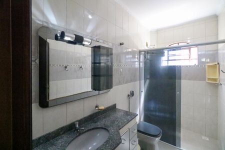 Casa à venda com 333m², 4 quartos e 4 vagas Casa à venda com 333m², 4 quartos e 4 vagasBanheiro 1