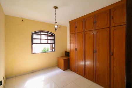 Casa à venda com 333m², 4 quartos e 4 vagas Casa à venda com 333m², 4 quartos e 4 vagasQuarto 2