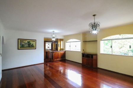 Casa à venda com 333m², 4 quartos e 4 vagas Casa à venda com 333m², 4 quartos e 4 vagasSala