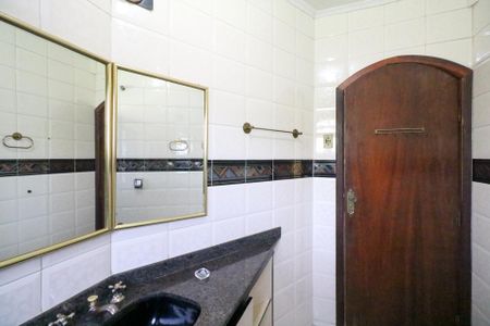 Casa à venda com 333m², 4 quartos e 4 vagas Casa à venda com 333m², 4 quartos e 4 vagasBanheiro da Suíte