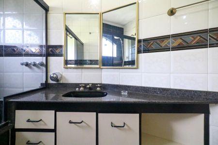 Casa à venda com 333m², 4 quartos e 4 vagas Casa à venda com 333m², 4 quartos e 4 vagasBanheiro da Suíte