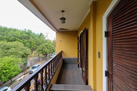 Casa à venda com 333m², 4 quartos e 4 vagas Casa à venda com 333m², 4 quartos e 4 vagasVaranda