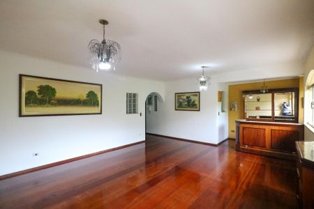 Casa à venda com 333m², 4 quartos e 4 vagas Casa à venda com 333m², 4 quartos e 4 vagasSala