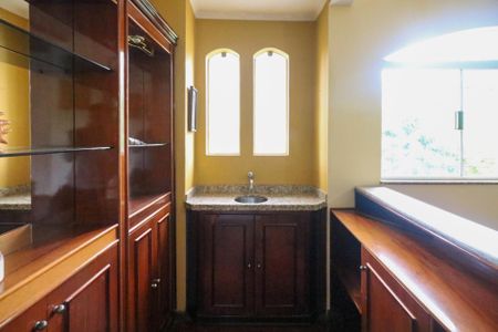 Casa à venda com 333m², 4 quartos e 4 vagas Casa à venda com 333m², 4 quartos e 4 vagasSala